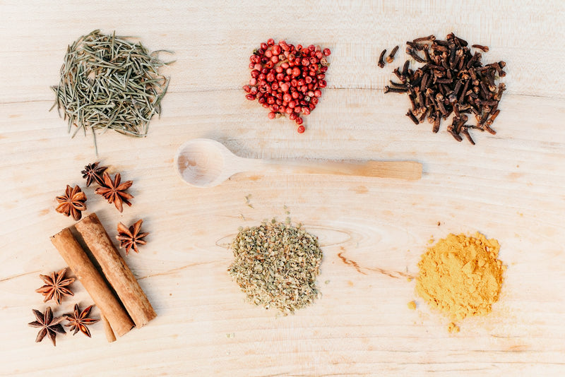 Especias e ingredientes naturales para apoyo metabolico